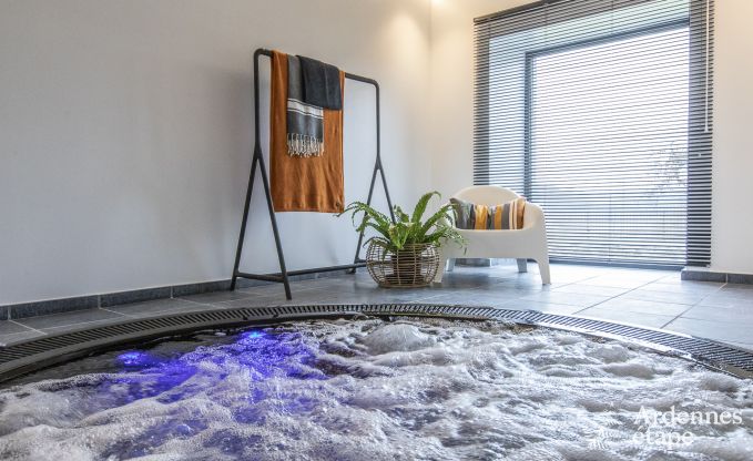 Prachtig chteau in Bertrix: accommodatie voor 20 personen met binnenzwembad, sauna en jacuzzi