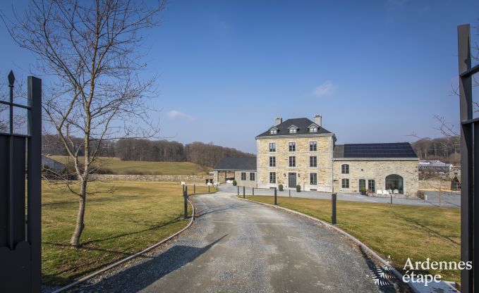 Prachtig chteau in Bertrix: accommodatie voor 20 personen met binnenzwembad, sauna en jacuzzi