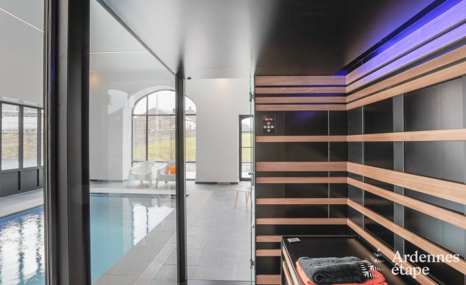 Prachtig chteau in Bertrix: accommodatie voor 20 personen met binnenzwembad, sauna en jacuzzi