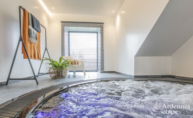 Prachtig chteau in Bertrix: accommodatie voor 20 personen met binnenzwembad, sauna en jacuzzi