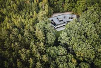 Adembenemend luxe vakantiehuis met zwembad en sauna in bossen van Malmedy