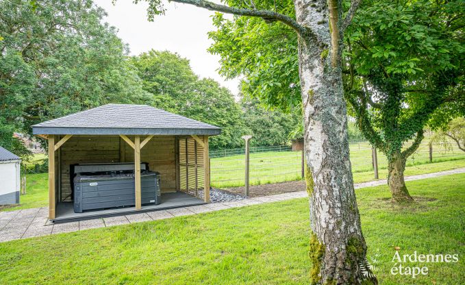 Authentieke vakantiewoning voor 15 met paardenboxen in Mettet, Ardennen